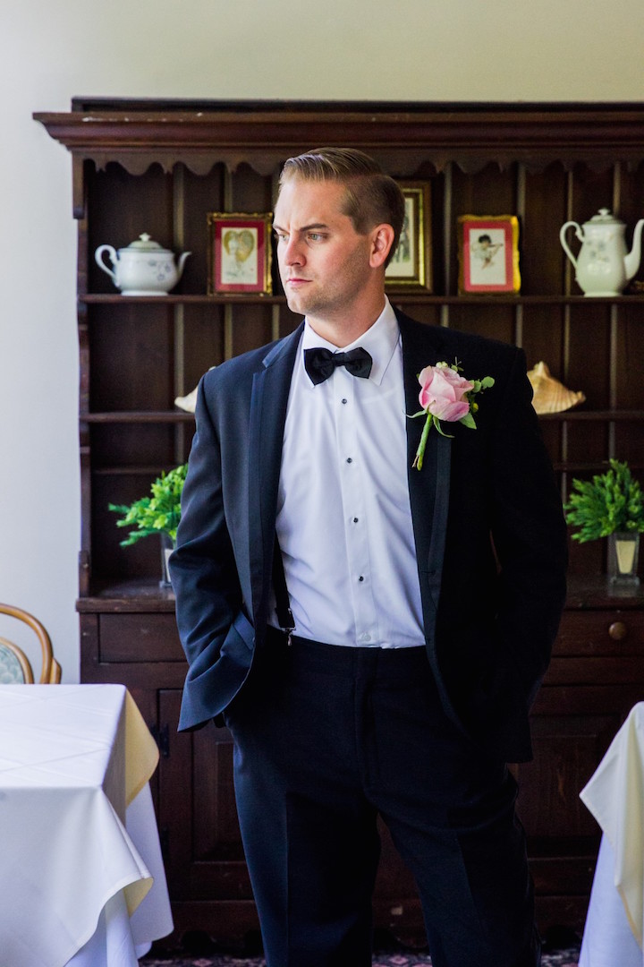 groom in black tux with boutonniere